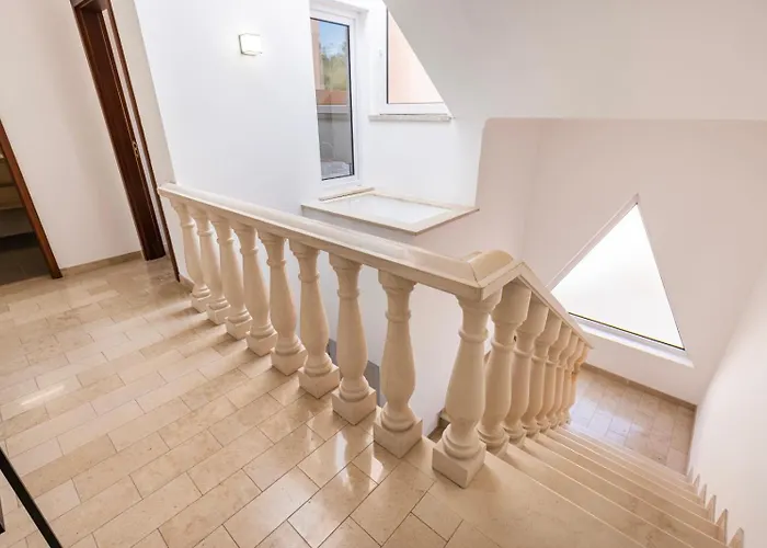 Hidden Garden Near The Castle Обидуш